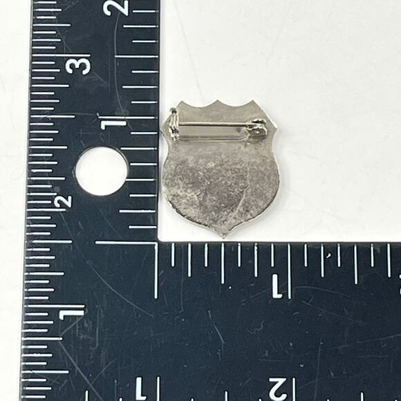 Vintage GAC Archery Club Enamel Shield Pin Target ROC Taiwan Red Blue Gold - Picture 3 of 3